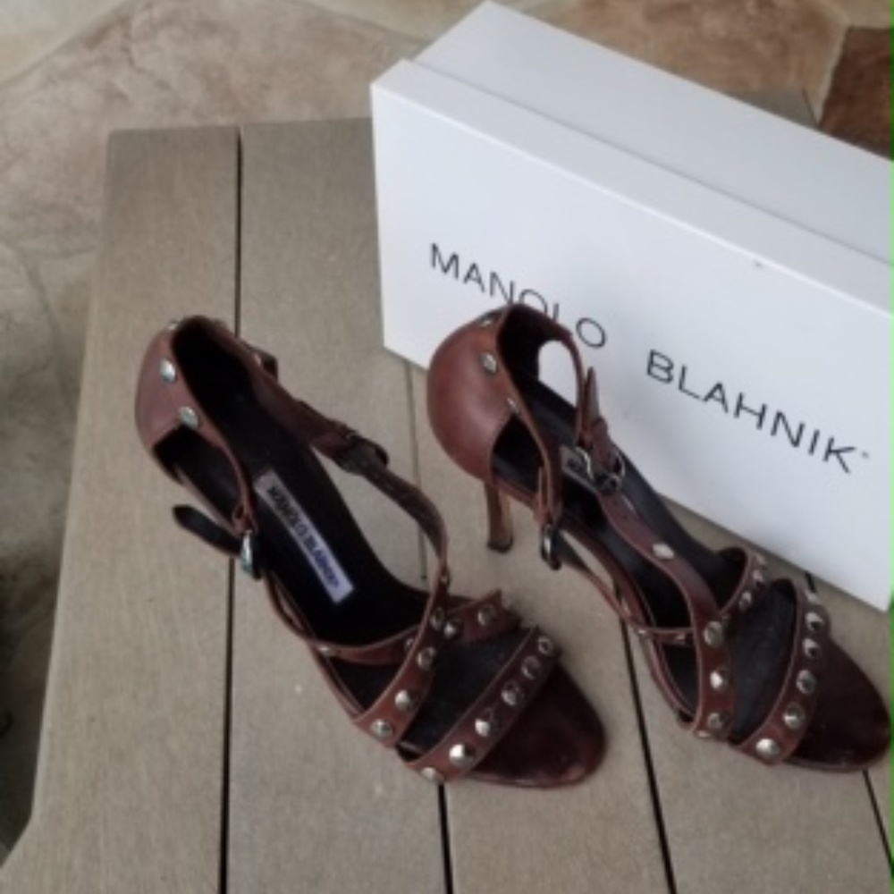 MANOLO BLAHNIK BROWN SANDELS. SIZE 38.5 OR 8. GOOD CONDITION.